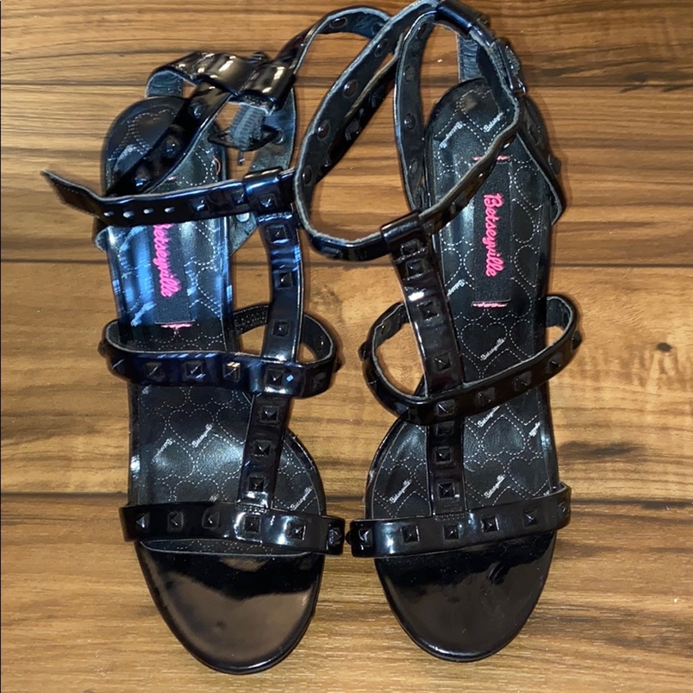 Betseyville/betsey Johnson black heels